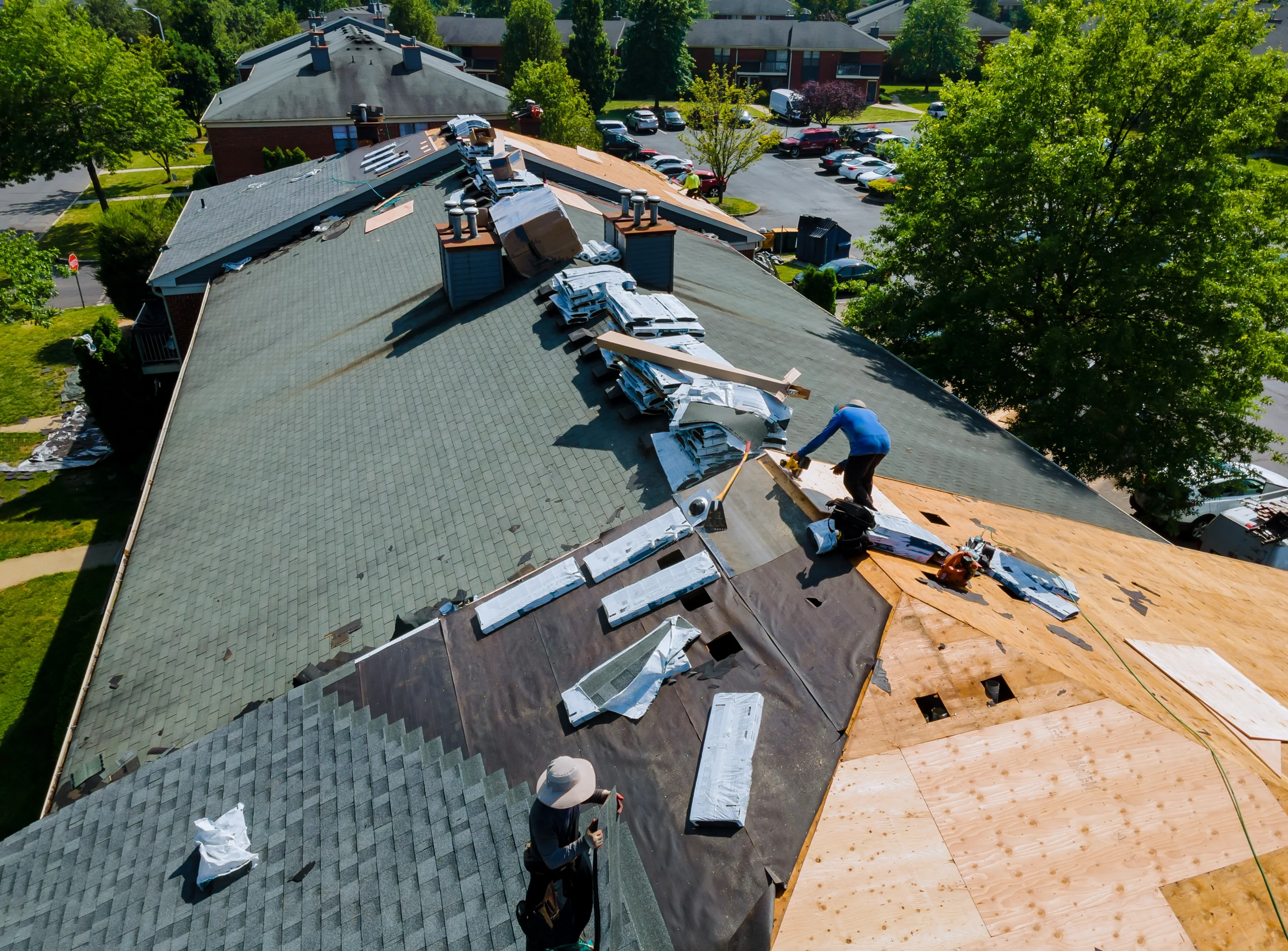 Construction worker carrying out roof renovation | Nansemond River Roofing & Siding