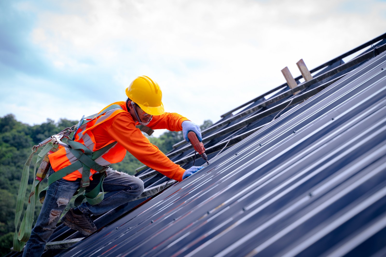 Metal roof shown on a house | Nansemond River Roofing & Siding